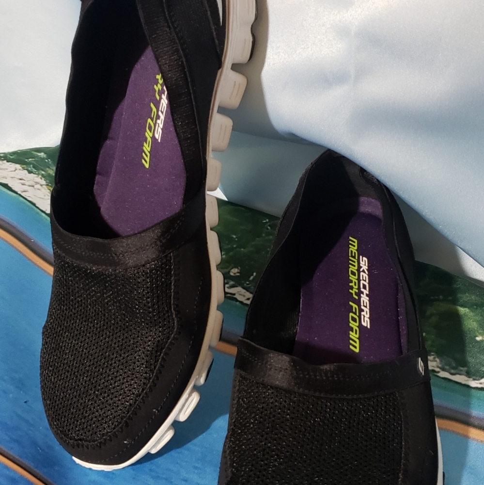 Skechers Black loafer sneakers sz 10 memory foam